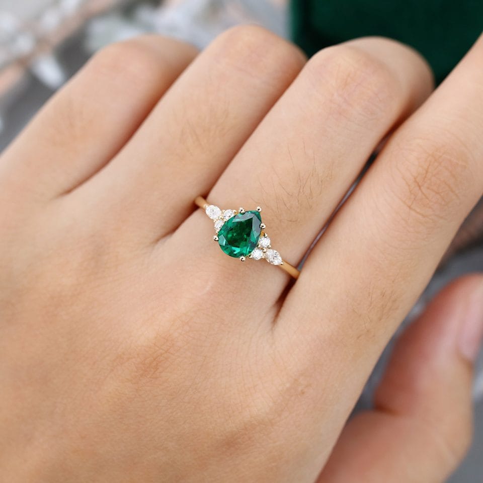Classic Vintage Pear Shaped Emerald Ring – Romantic Anniversary Jewelry (1)