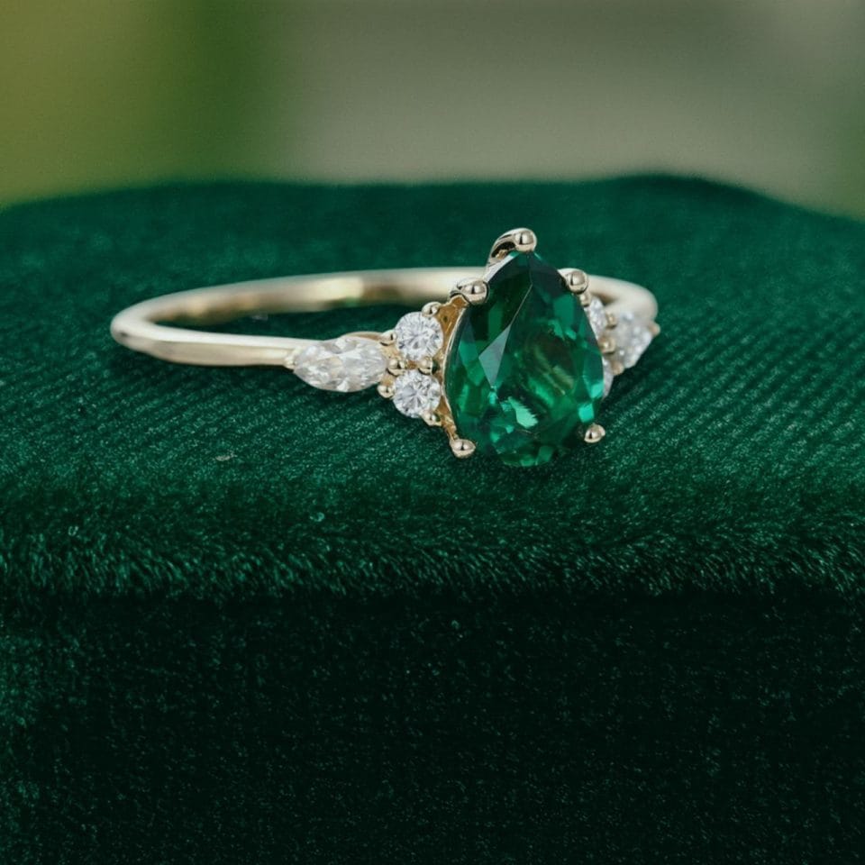 Classic Vintage Pear Shaped Emerald Ring – Romantic Anniversary Jewelry (3)