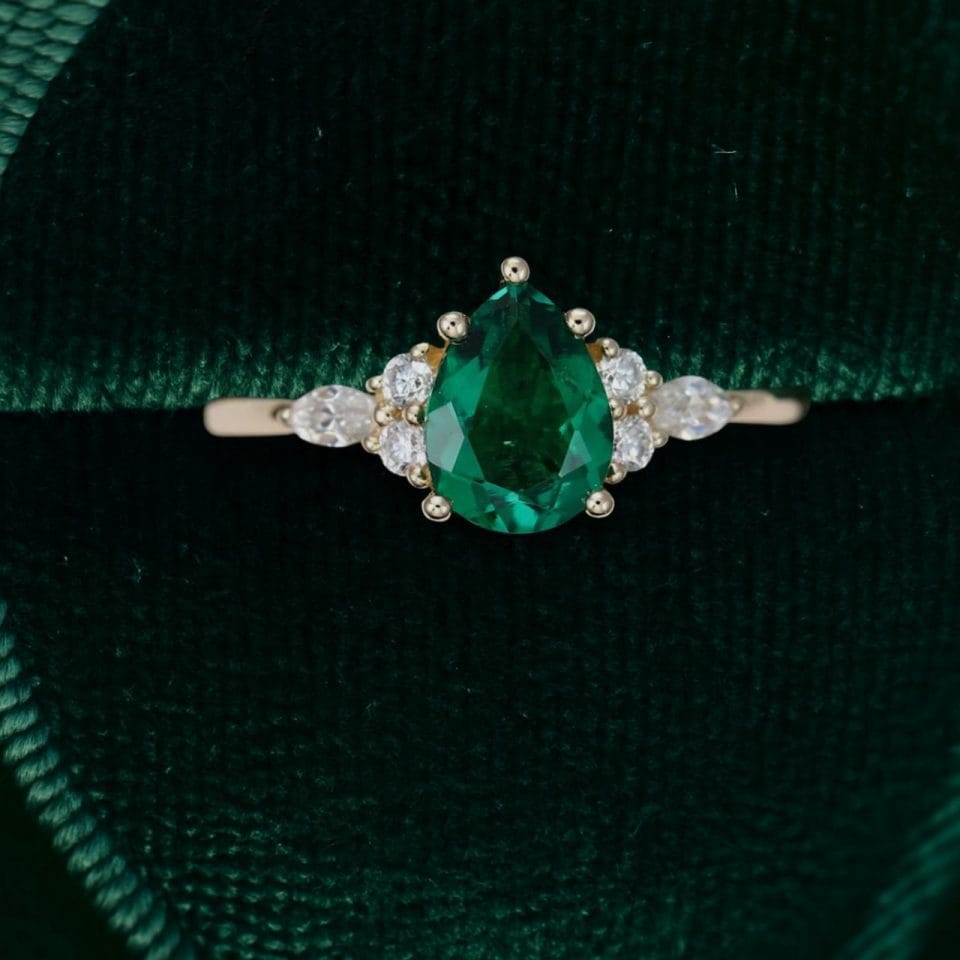 Classic Vintage Pear Shaped Emerald Ring – Romantic Anniversary Jewelry (4)