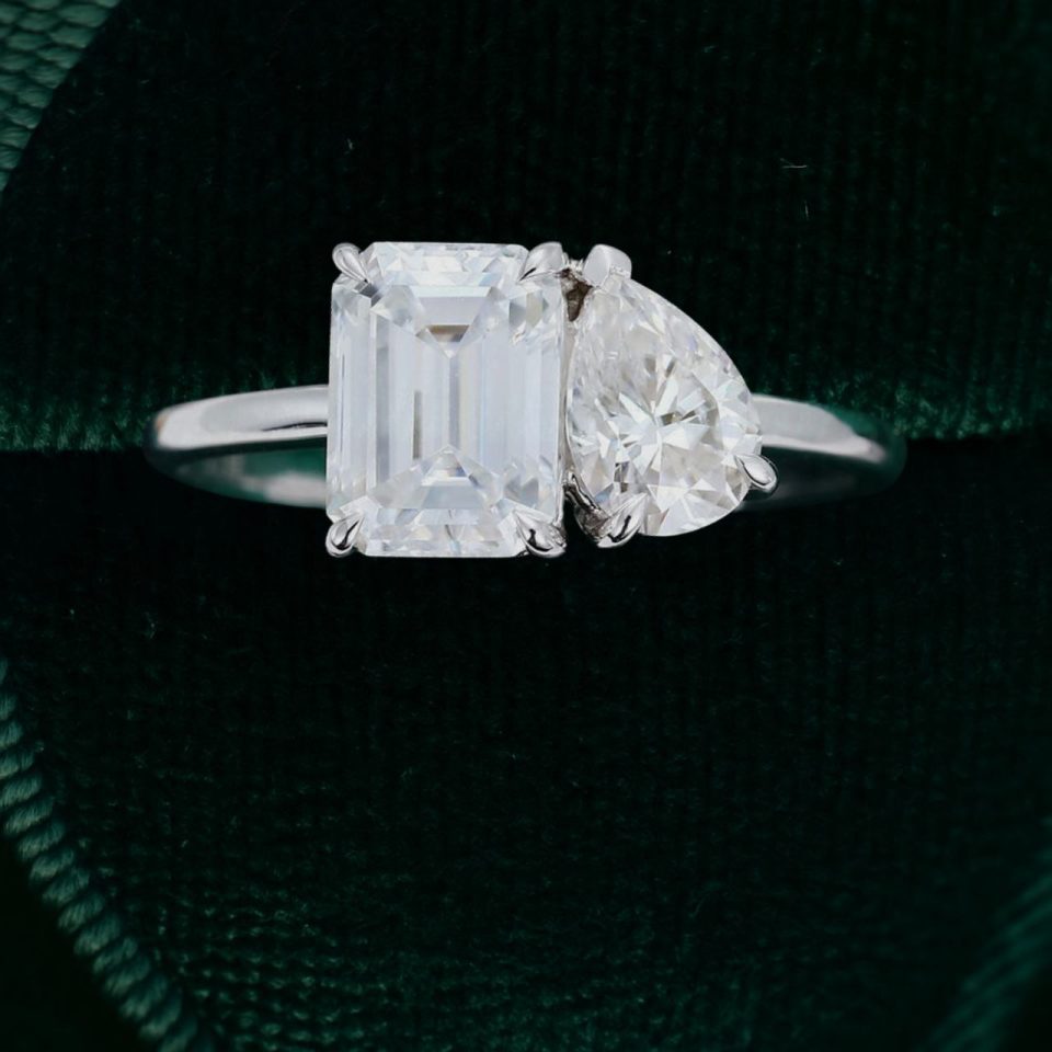 Unique Toi et Moi Ring with Emerald and Pear Cut Moissanite (4)
