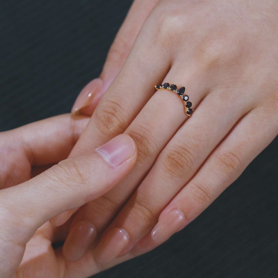 Curved Yellow Gold Wedding Band with Black Onyx – Unique Ring (1)