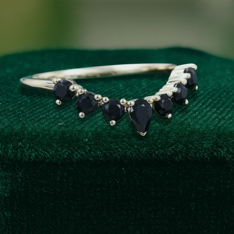 Curved Yellow Gold Wedding Band with Black Onyx – Unique Ring (3)