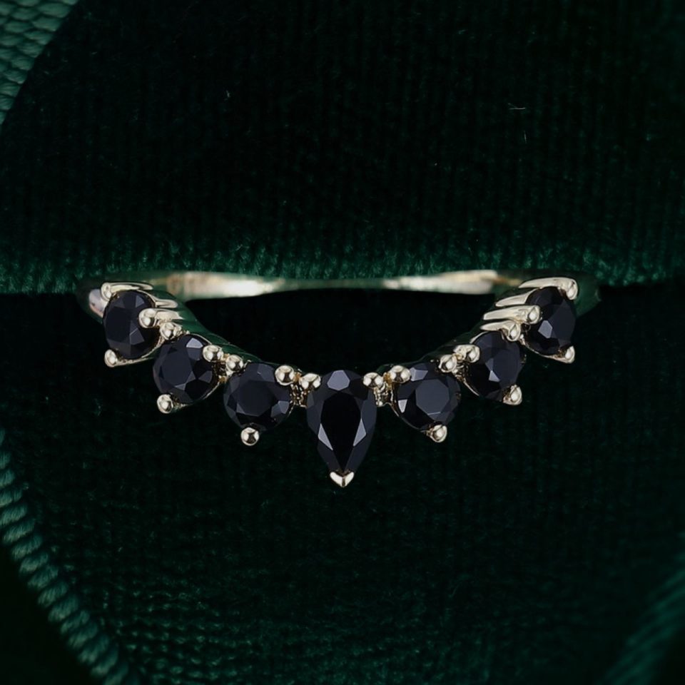 Curved Yellow Gold Wedding Band with Black Onyx – Unique Ring (4)