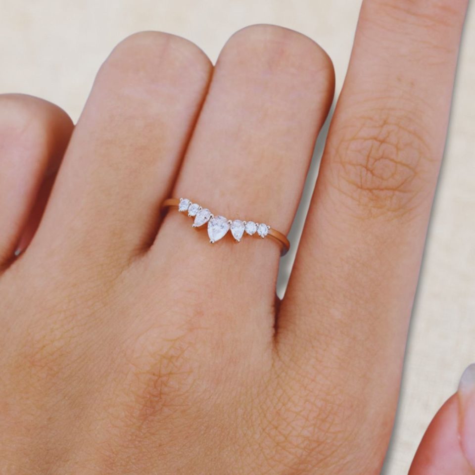 Elegant Curved Wedding Band with Pear-Shaped Moissanite (1)