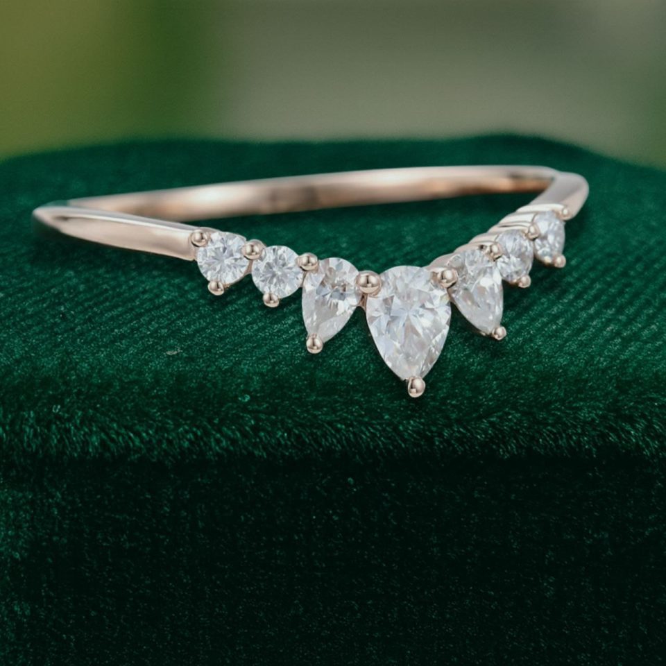 Elegant Curved Wedding Band with Pear-Shaped Moissanite (3)