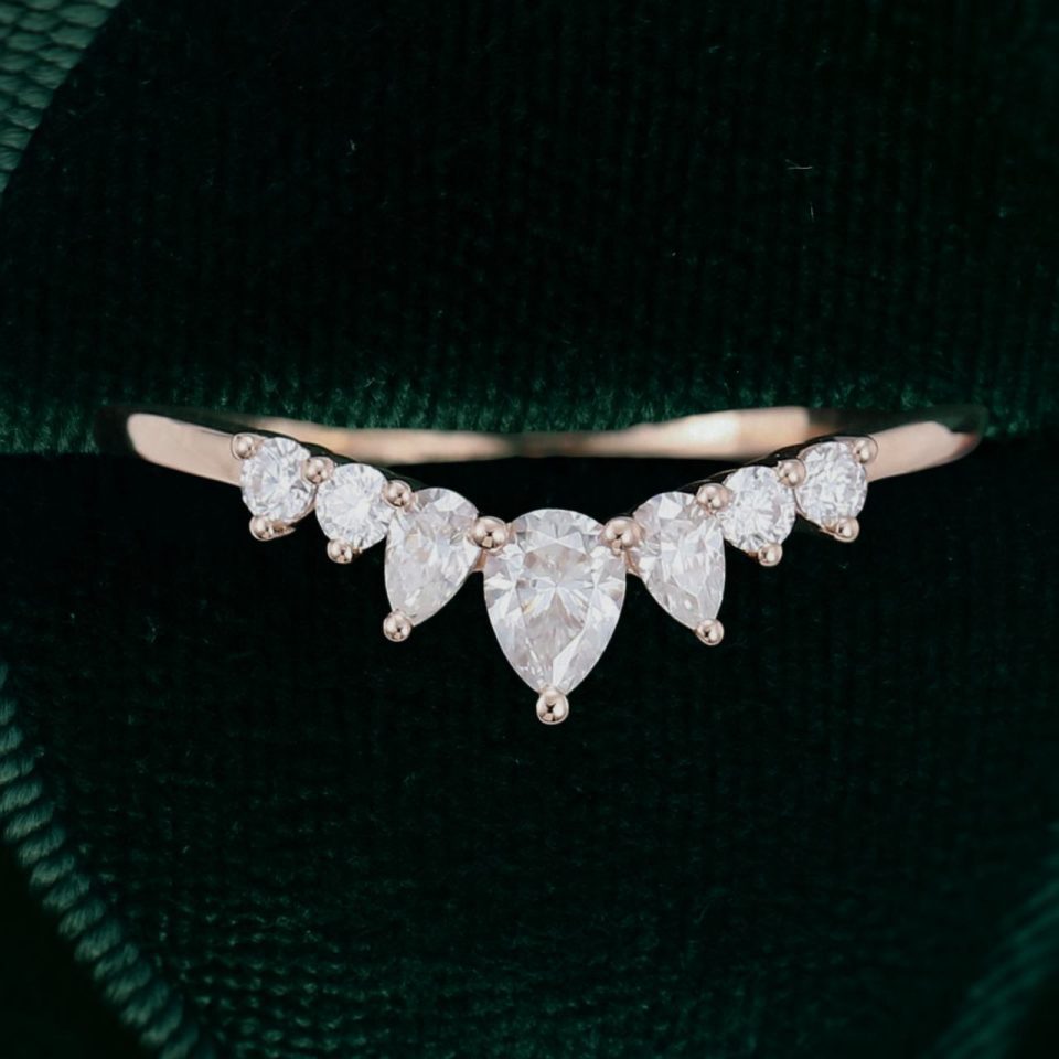 Elegant Curved Wedding Band with Pear-Shaped Moissanite (4)