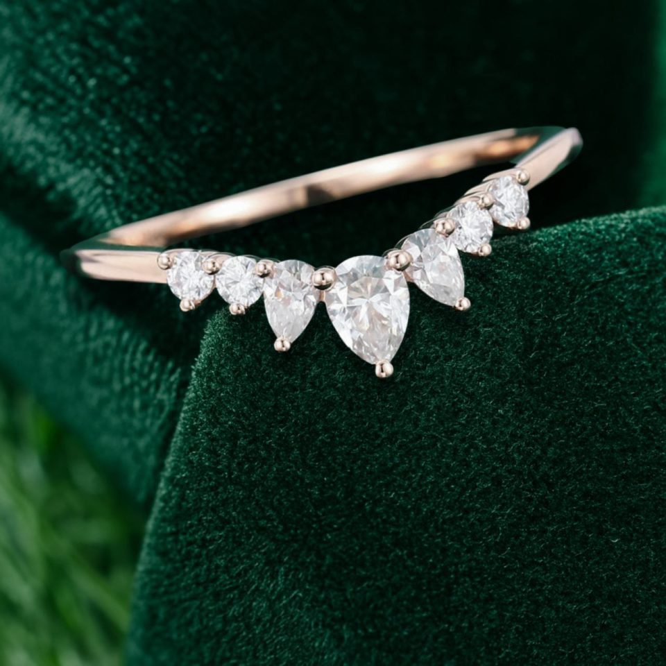 Elegant Curved Wedding Band with Pear-Shaped Moissanite (5)