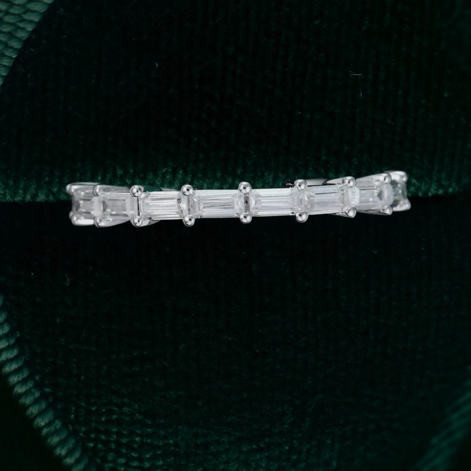 Elegant White Gold Wedding Band with Baguette Cut Moissanite (4)