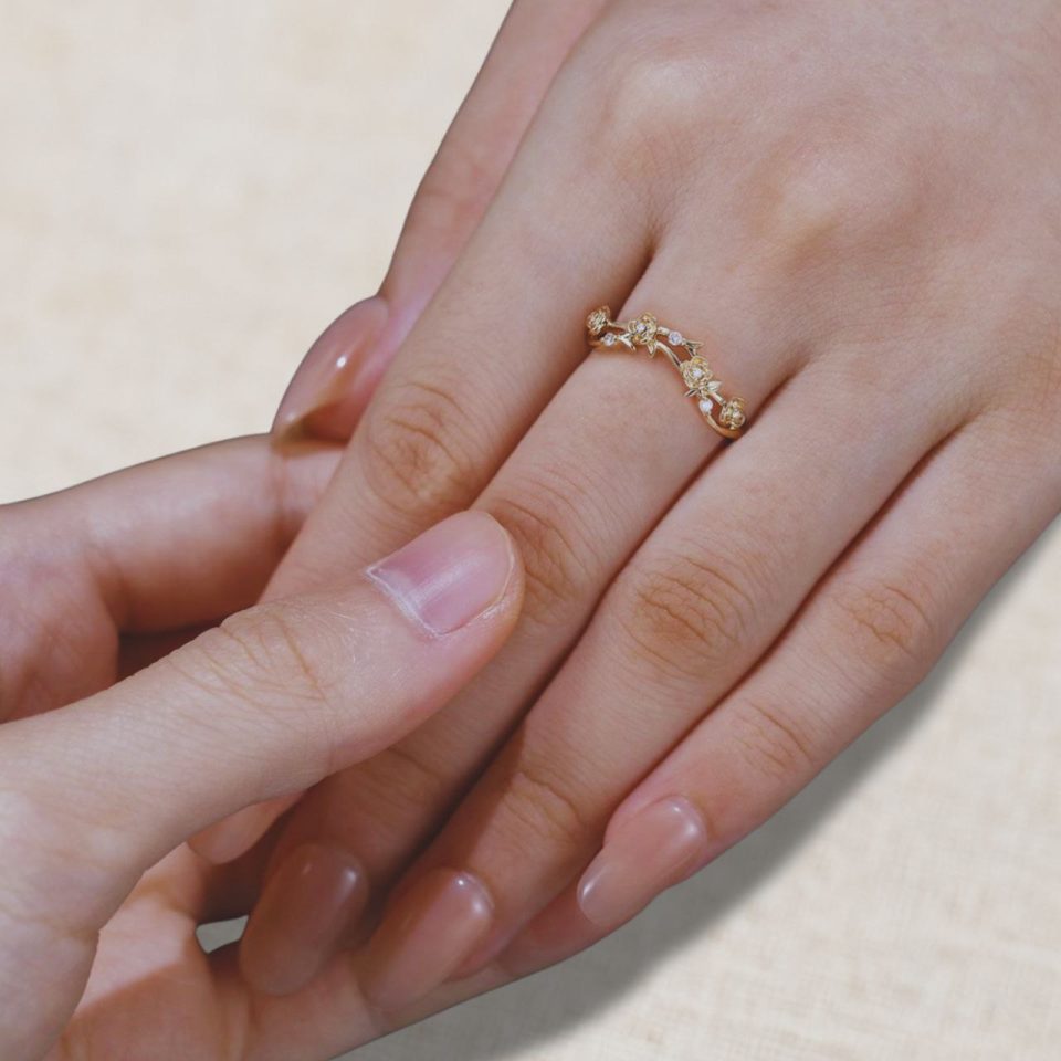 Floral-Inspired Curved Moissanite Wedding Band with Rose Accents (1)