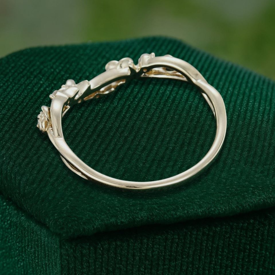 Floral-Inspired Curved Moissanite Wedding Band with Rose Accents (5)