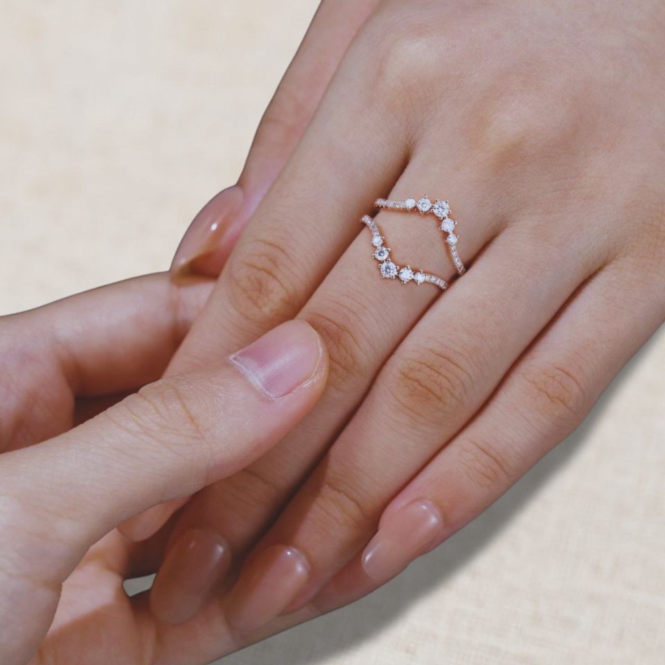 Gradual Round-Cut Moissanite Curved Pavé Double Wedding Band Enhancer (1)