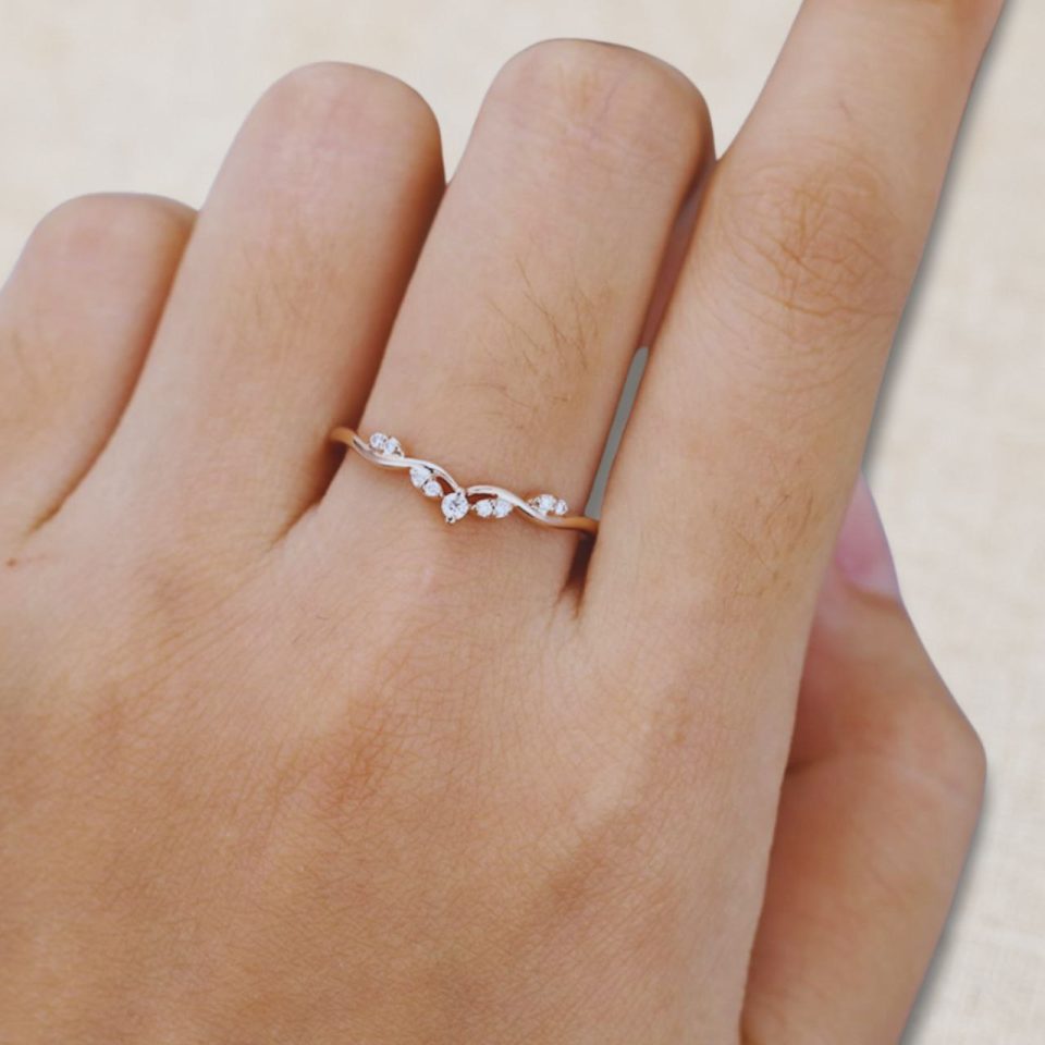 Snowdrift Snowfall-Inspired Curved Moissanite Band (1)