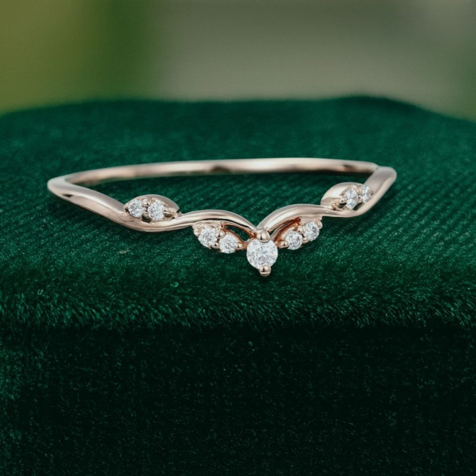 Snowdrift Snowfall-Inspired Curved Moissanite Band (3)