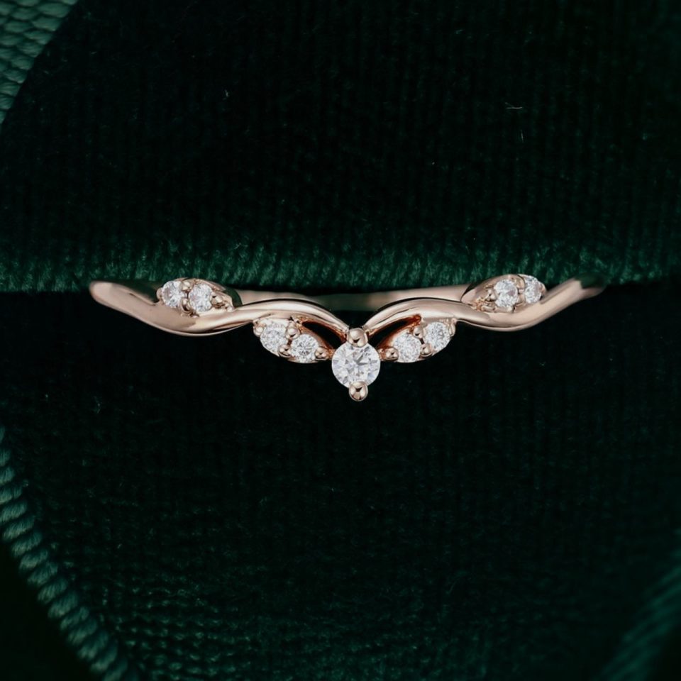 Snowdrift Snowfall-Inspired Curved Moissanite Band (4)