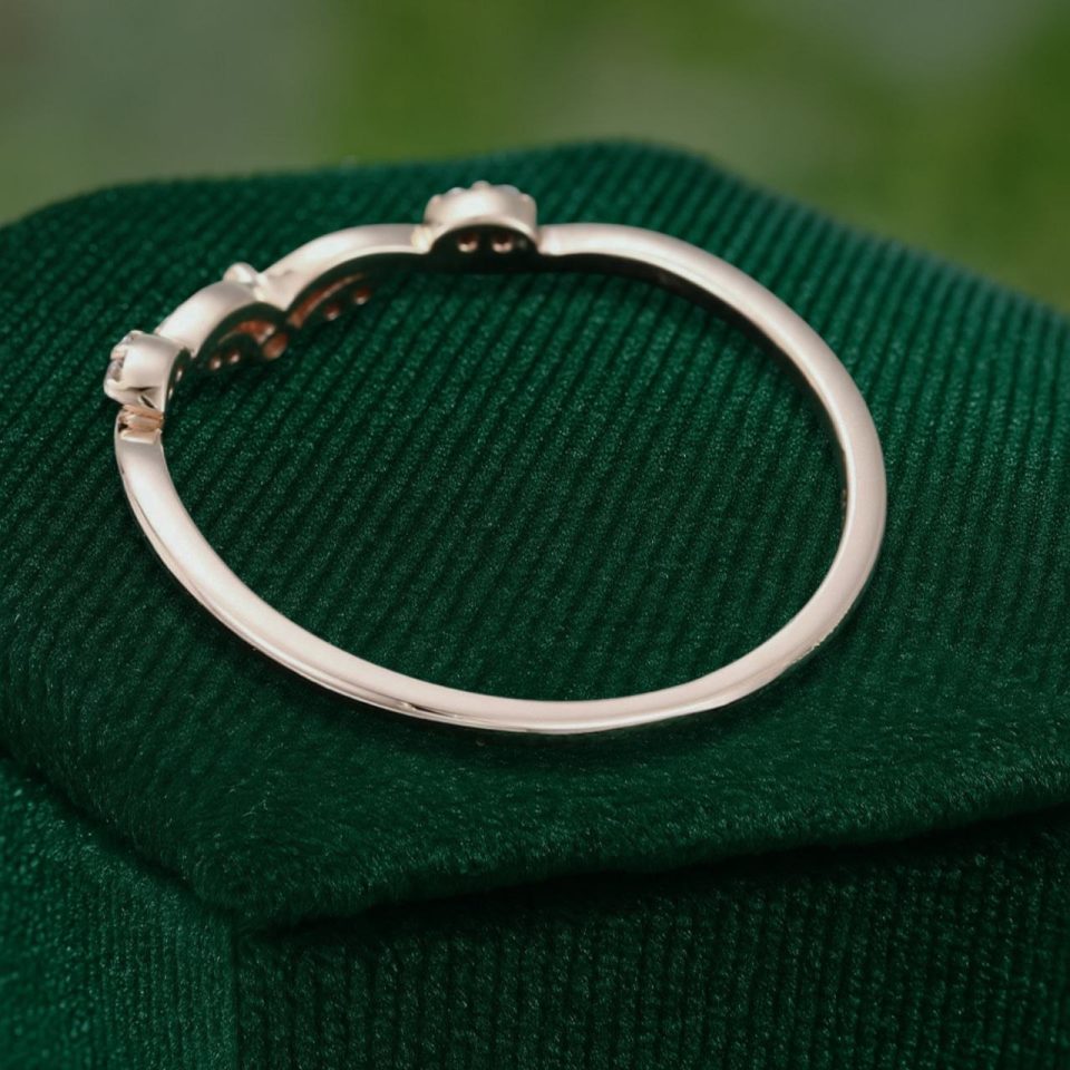 Snowdrift Snowfall-Inspired Curved Moissanite Band (5)