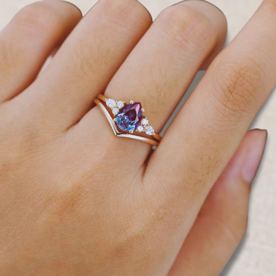 2PCS Pear-Cut Alexandrite Bridal Engagement Ring Set (1)