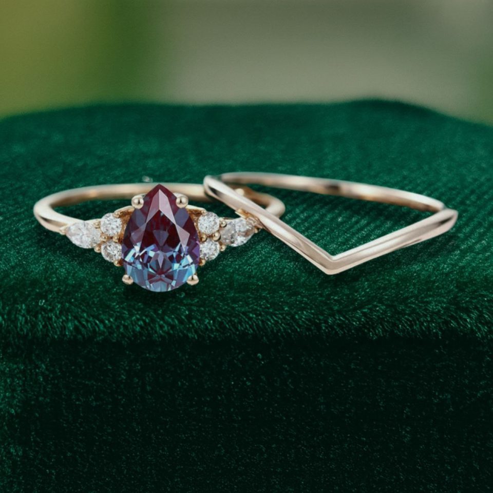 2PCS Pear-Cut Alexandrite Bridal Engagement Ring Set (3)