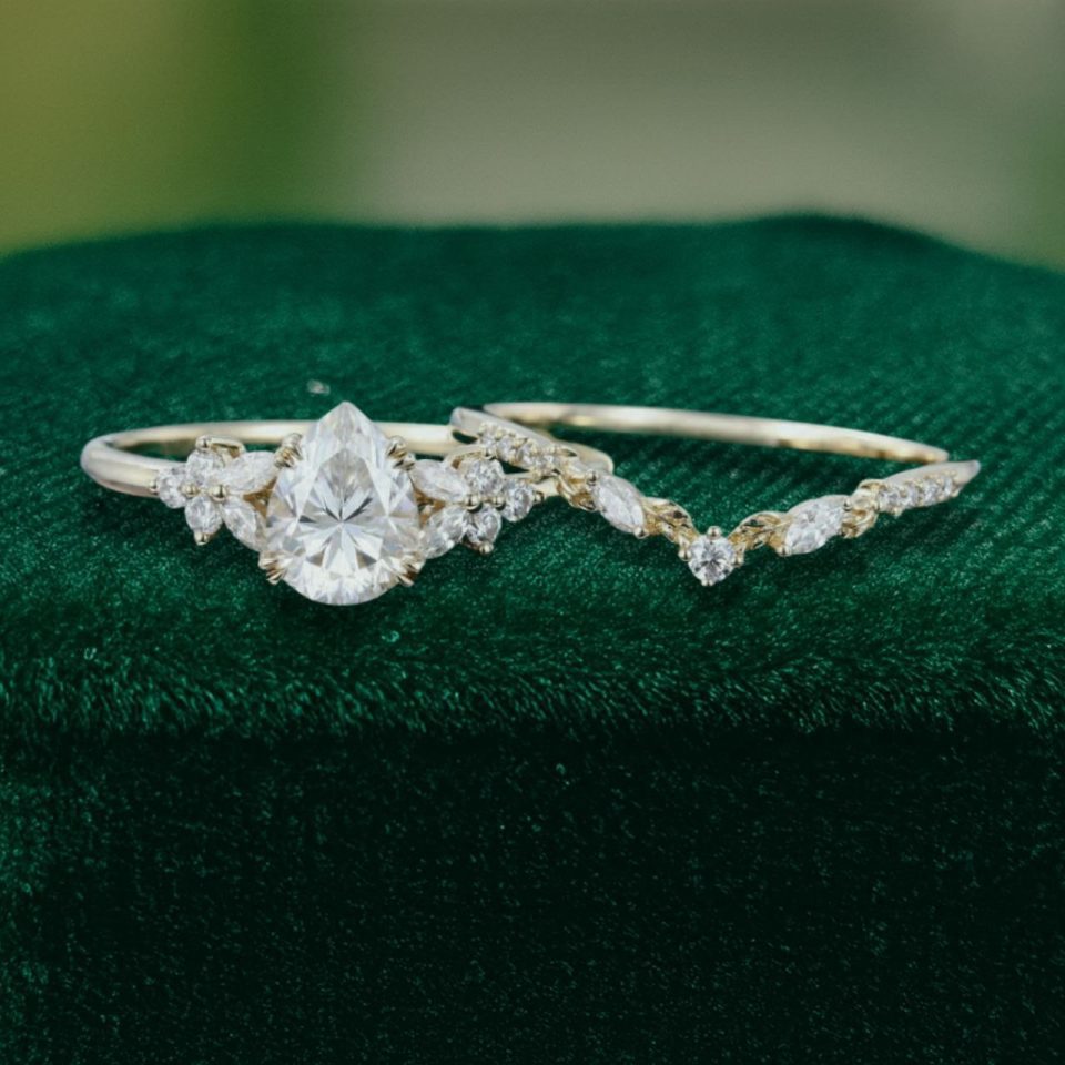 Nature-Inspired Pear Moissanite Engagement Ring Set with Leaf-Carved Band (3)