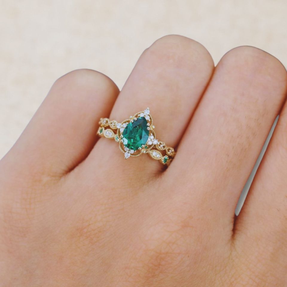 Pear-Cut Emerald Engagement & Wedding Ring Set – Floral Halo Style (1)