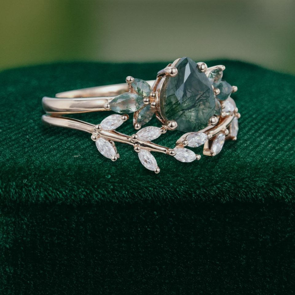 Pear-Cut Moss Agate and Moissanite Wedding Ring Set – Nature-Inspired (3)