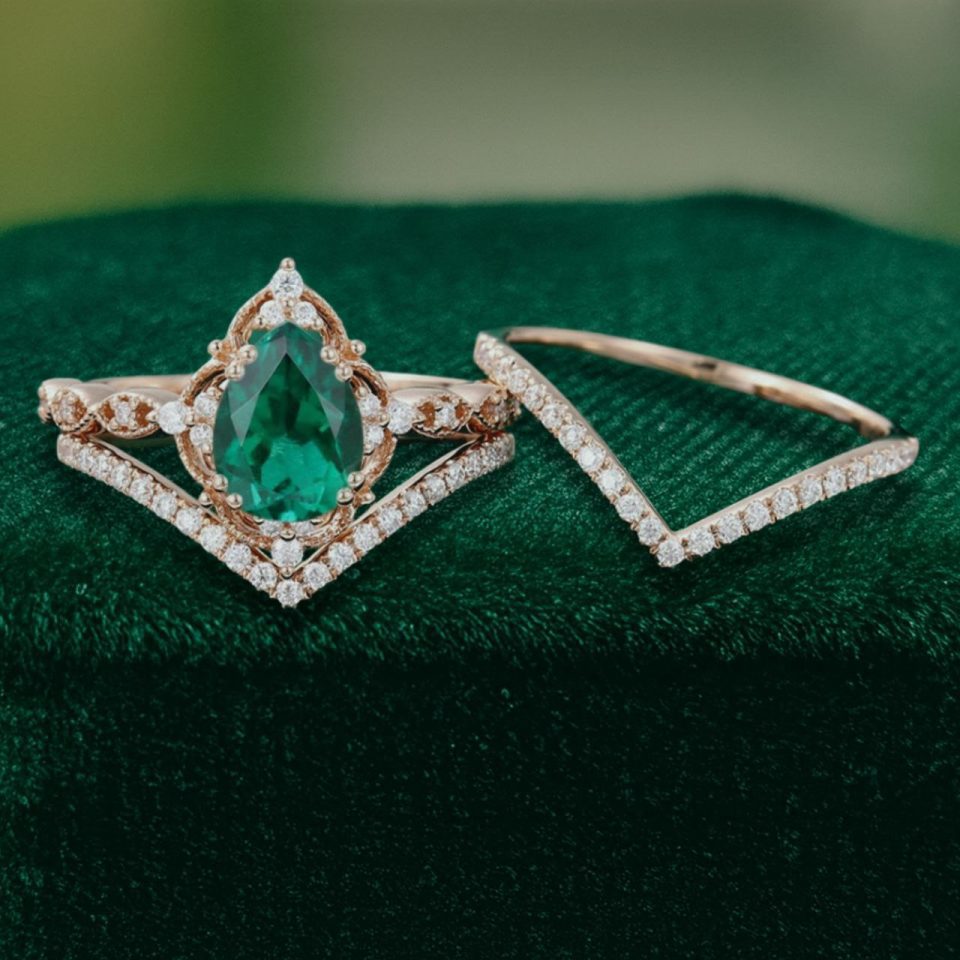 Pear-Shaped Emerald 3PCS Engagement & Wedding Ring Set – Floral Halo (3)