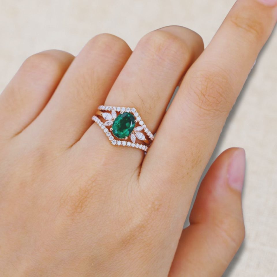 Rose Gold 6×8 mm Oval-Cut Lab Emerald Bridal Ring Set (1)