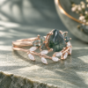 Pear-Cut Moss Agate and Moissanite Wedding Ring Set – Nature-Inspired (3)